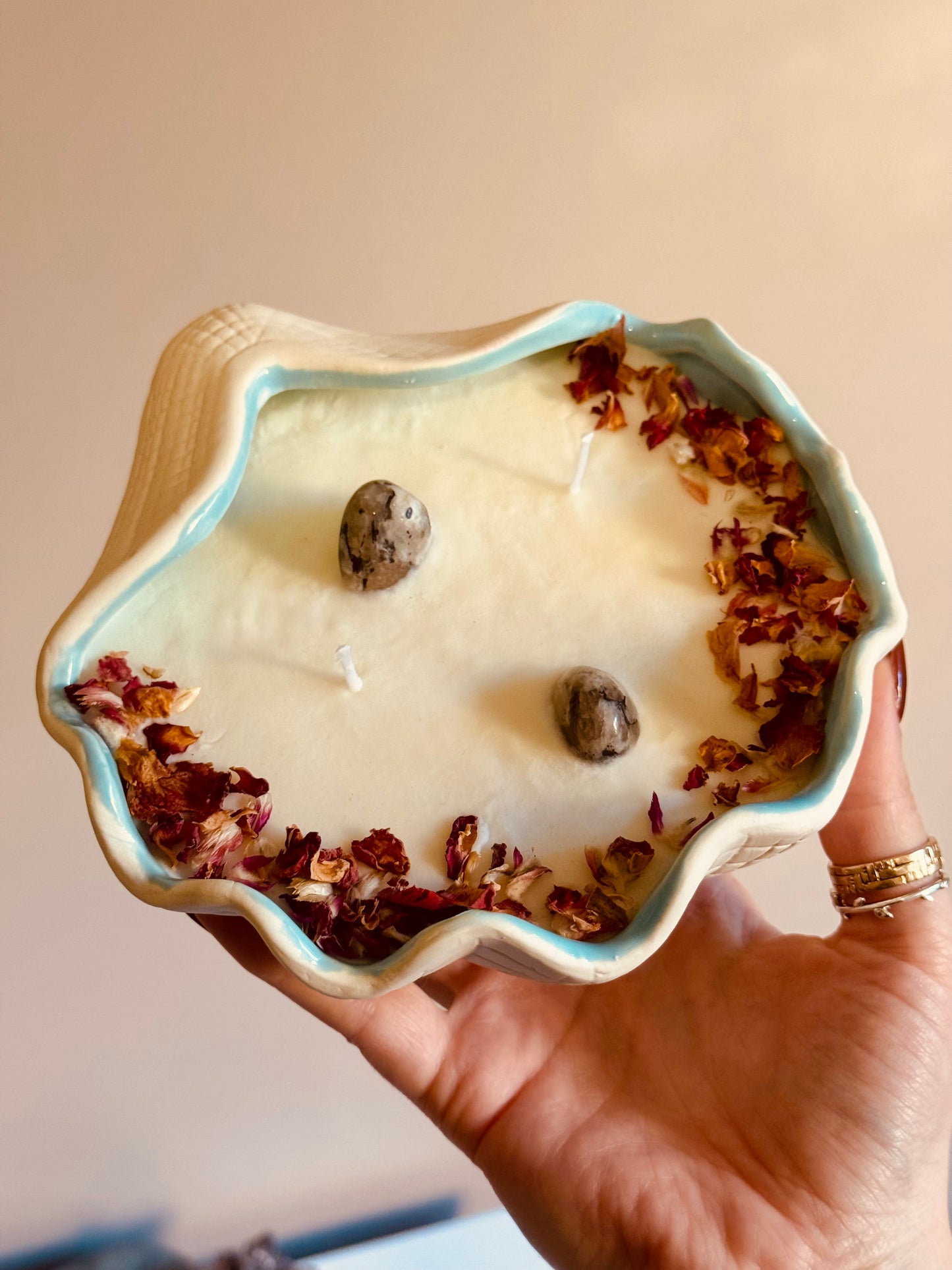 Bougie grand coquillage - cannelle/épices - Péristérite/fleurs séchées