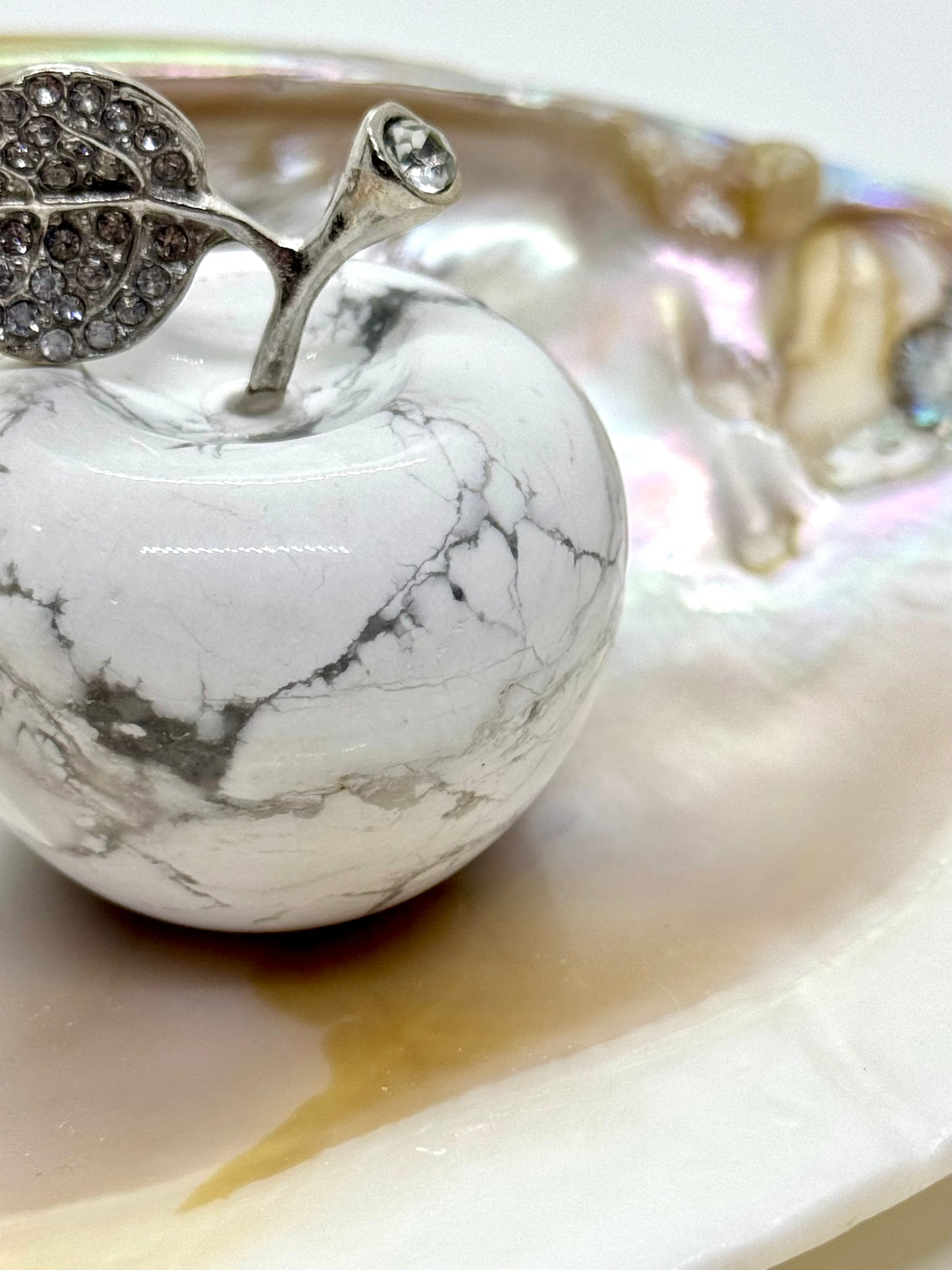 Pomme Howlite blanche - 4,5cm