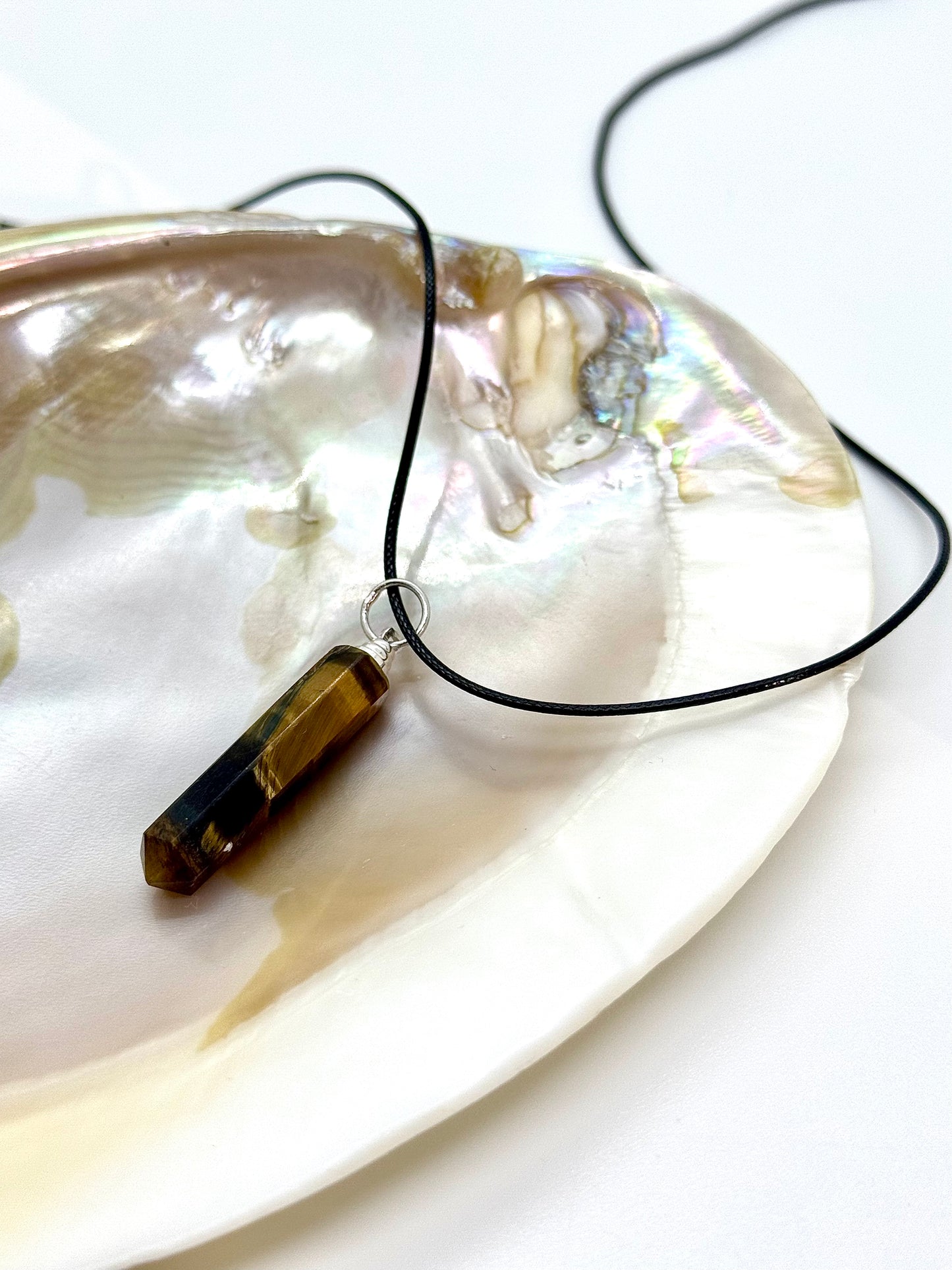 Collier pendentif pointe Oeil de Tigre - Cordon noir