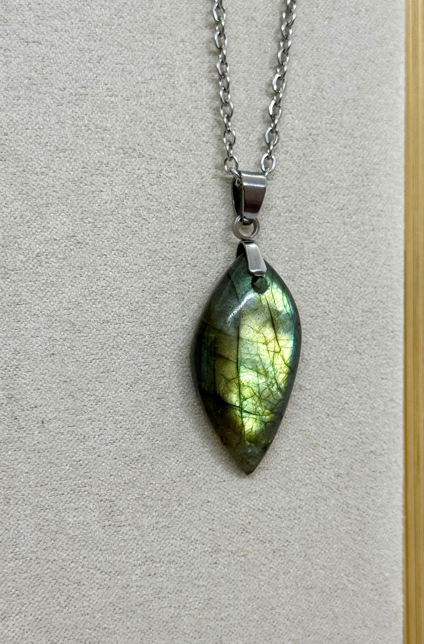 Collier pierre plate goutte Labradorite - Chaîne en acier inoxydable - MODÈLE 2