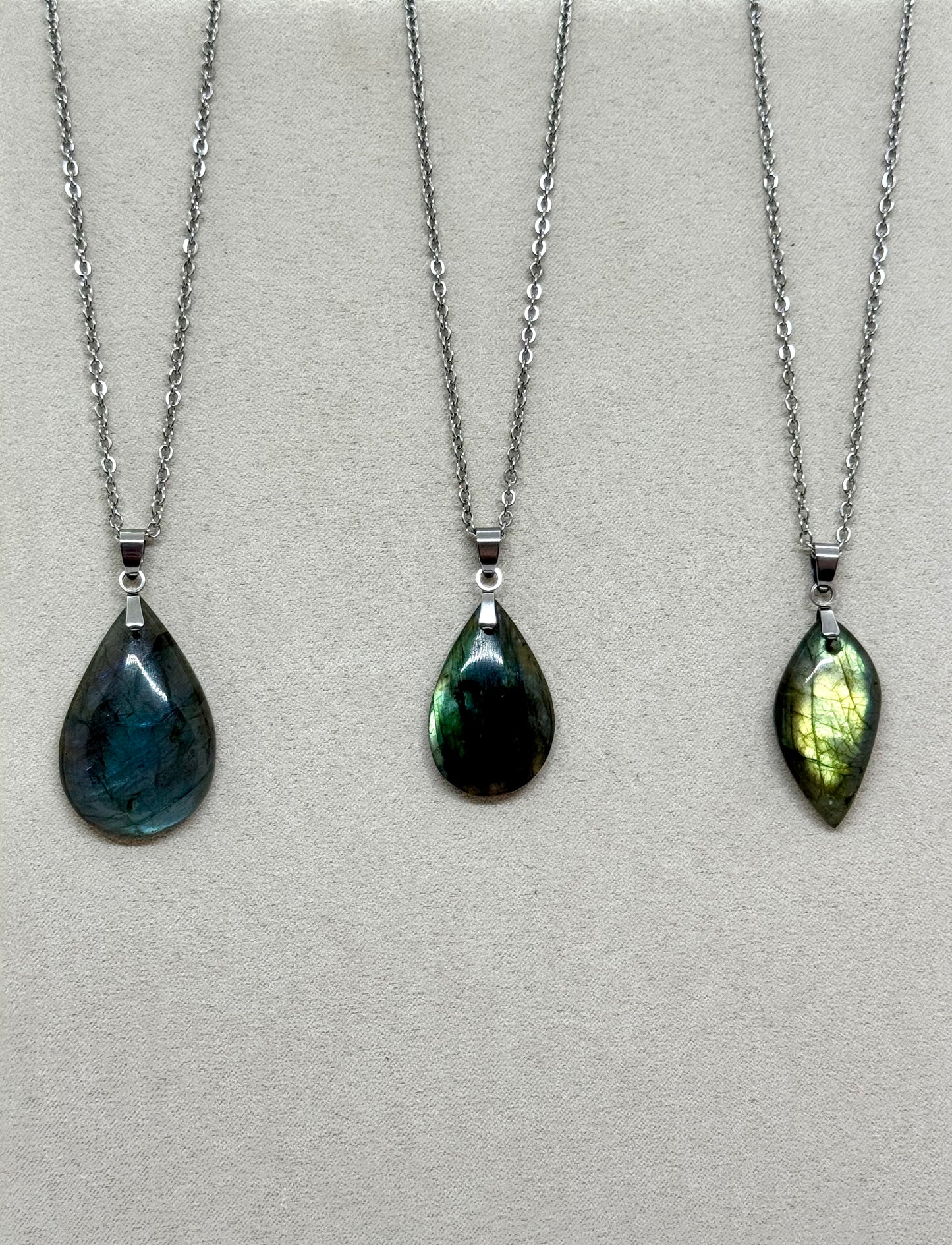 Collier pierre plate goutte Labradorite - Chaîne en acier inoxydable - MODÈLE 1