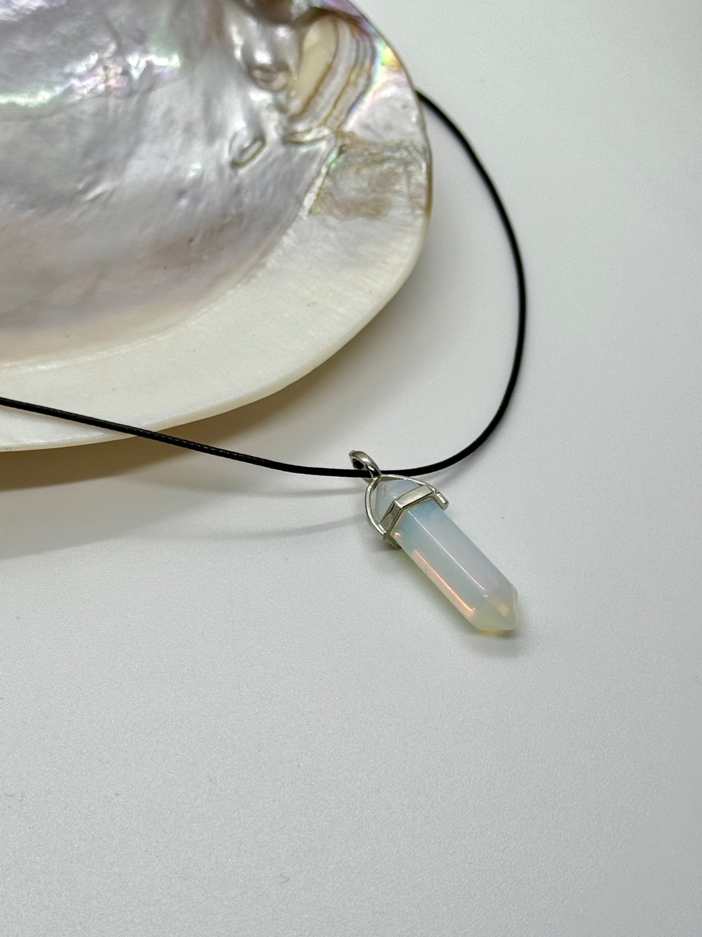 Collier pendentif pointe Opalite - Cordon noir