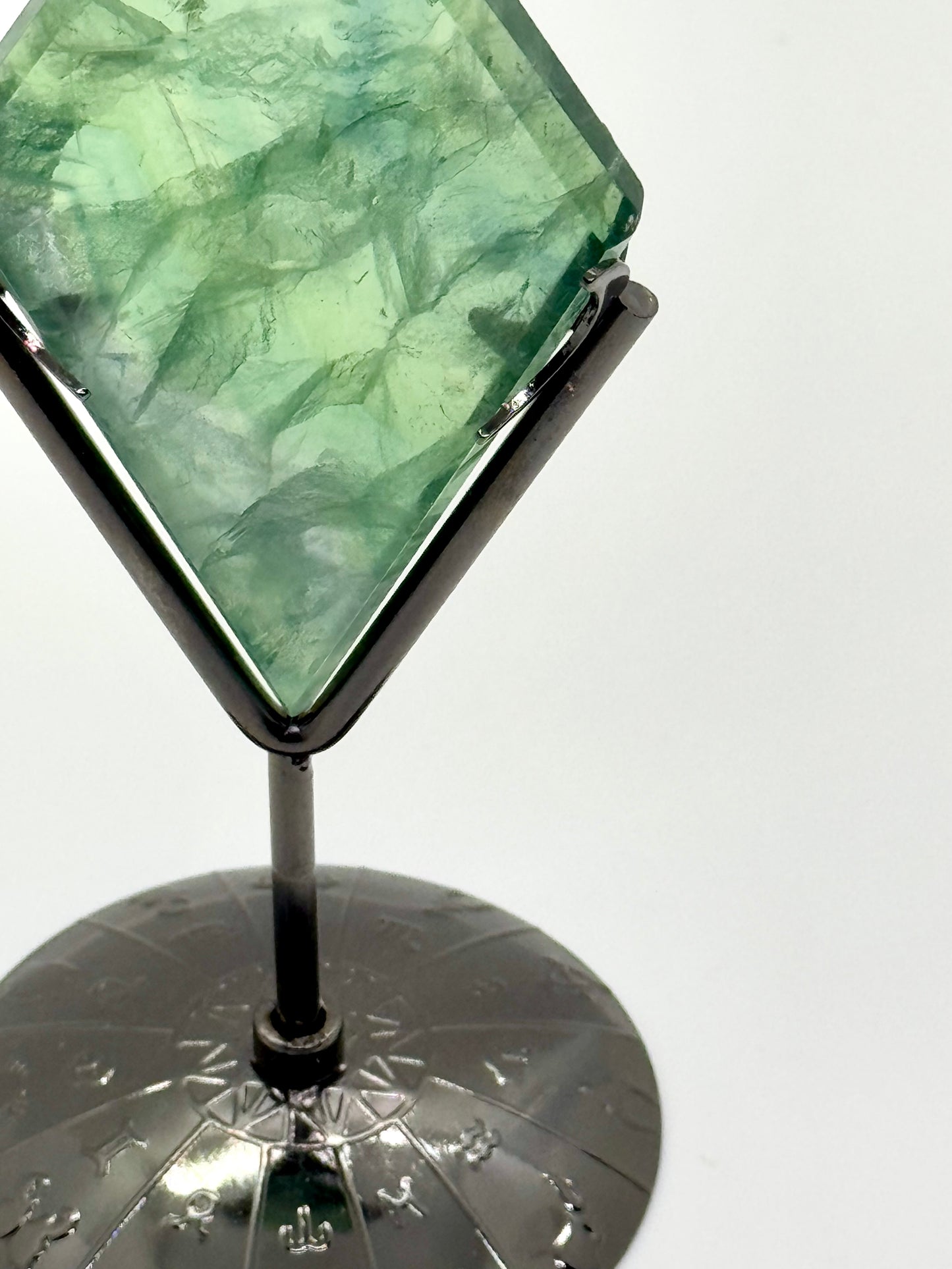 Fluorite verte sur socle roue du Zodiaque