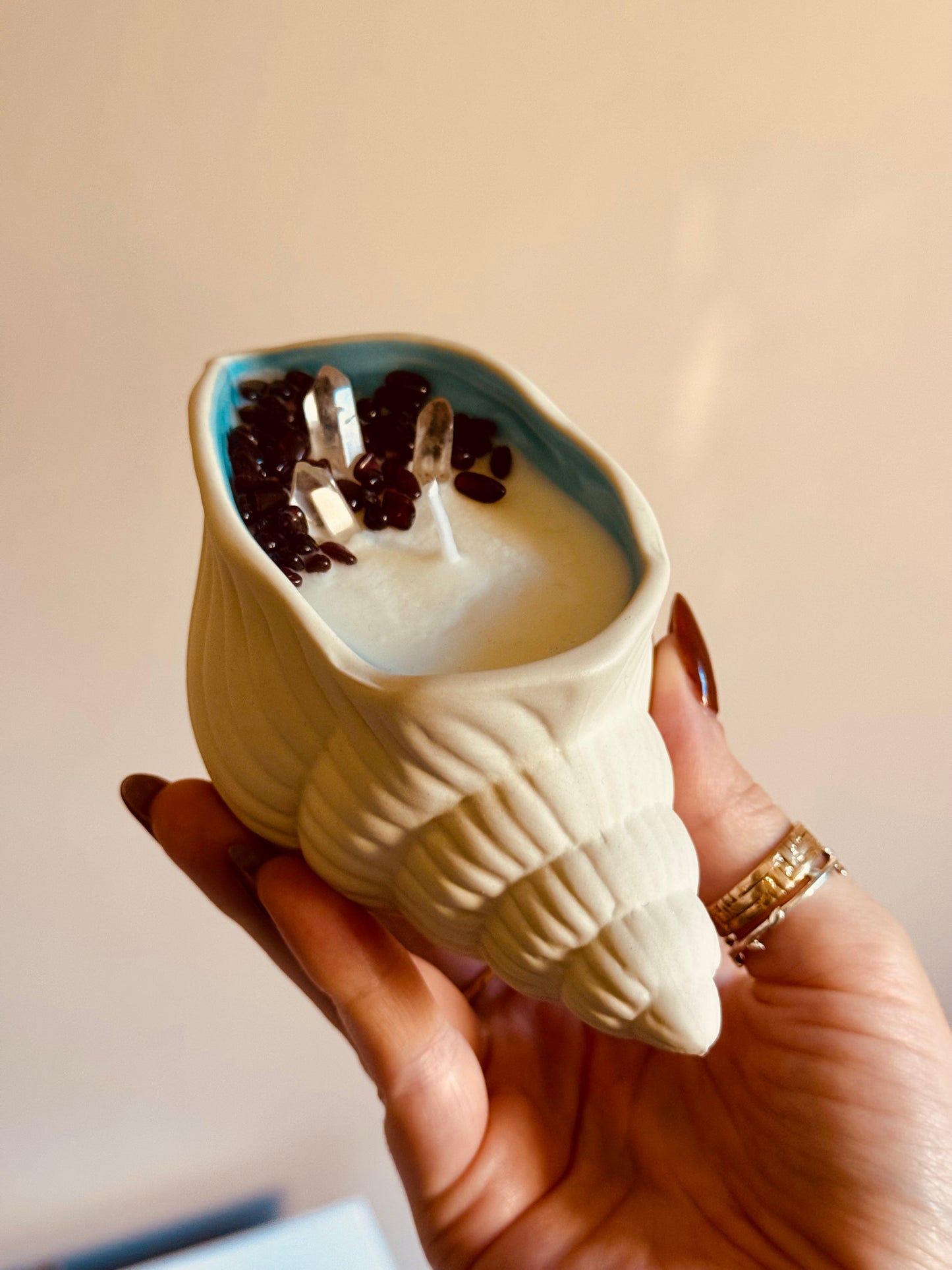 Bougie petit coquillage - cannelle/épices -Grenat/Cristal de roche