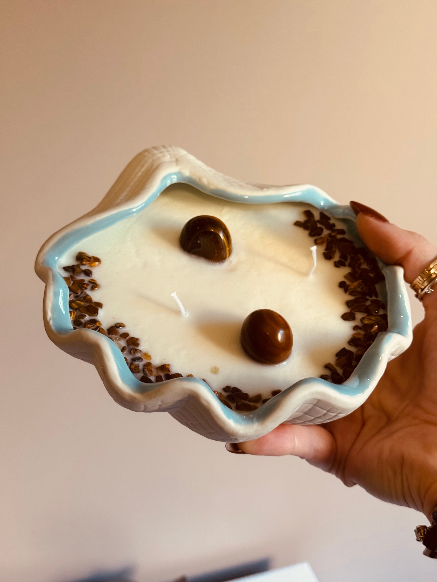 Bougie grand coquillage - myrtille/cassis - Œil de Tigre