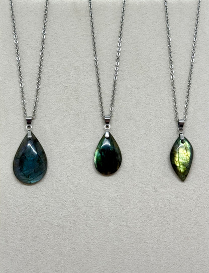 Collier pierre plate goutte Labradorite - Chaîne en acier inoxydable - MODÈLE 1